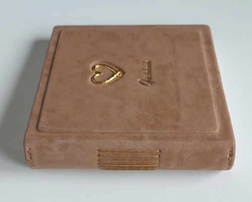 Preview: Gästebuch - Album "Goldene Herz" aus braunem Nubukleder, mittelgroß